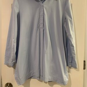 JJill poly cotton tunic blouse in light blue w/pockets. Excellent condition.
